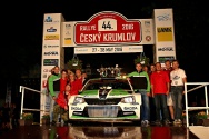 Rallye Český Krumlov: Jan Kopecký, Pavel Dresler, Škoda Fabia R5 s členy ředitelství soutěže